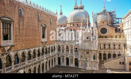 Venedig, Italien - 20.Juni 2016: Innenhof der Dogenpalast oder des Palazzo Ducale in Venedig, Italien. Doge's Palace ist eines der wichtigsten reisen Sehenswürdigkeiten in Venedig. Doge's Palace wurde im 15. Jahrhundert auf dem San Marco Platz gebaut. Stockfoto