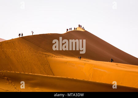 Touristen Klettern Sanddüne, Sossusvlei, Namibia Stockfoto