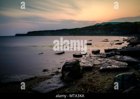 Sonnenuntergang über Kimmeridge Bay Dorset. Kimmeridge ist ein kleines Dorf auf der Isle of Purbeck, einer Halbinsel an der englischen Kanalküste in Dorset. Stockfoto