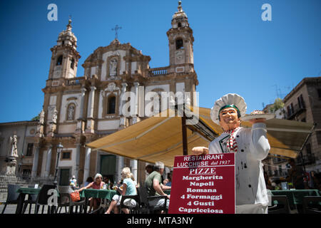 Palermo, Italien, 25. Mai 2018: Typisch italienisches Restaurant mit Pizza und Menschen Speisen im Freien in der Sonne. Im Hintergrund Stockfoto
