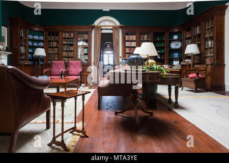 Schöne Bibliothek in Plantation House, der Residenz des britischen Gouverneurs. Es wurde 1792 von der East India Company gebaut.. St. Helana Stockfoto