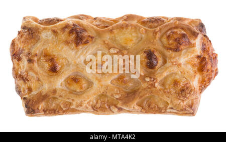 Köstlich duftenden Snacks, goldene Farbe. Knusprige salzigen Kuchen gefüllt mit Schinken und Käse. Die dekorativen Gitter auf der Oberfläche. Auf weissem Hintergrund. Stockfoto