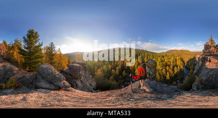 Backpacker auf einem Felsen fallen in der Morgendämmerung. Sphärisches Panorama 360 180 Grad äquidistant. Stockfoto