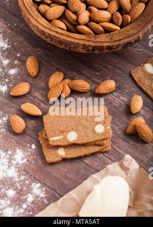 Hausgemachten Spekulatius cookies mit rohen Mandeln und Butter auf Holz- Hintergrund Stockfoto