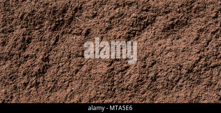 Braun-rote Wände Stein Textur leuchtet durch helles Sonnenlicht. Stockfoto