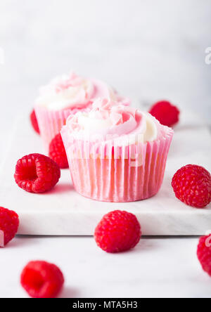 Cupcake Muffin mit Himbeer Creme Dessert auf Marmor Hintergrund mit freshraspberry Stockfoto