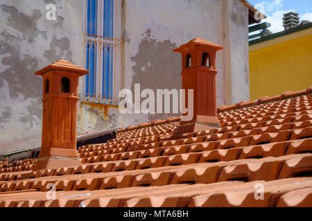 Schöne orange Farbe terrakotta Dachziegel und Schornsteine von einer Dachterrasse in Portovenere Italien Stockfoto