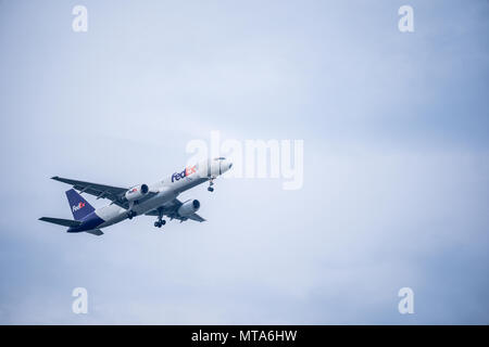 Bangkok, Thailand - 4. Mai 2018: FedEx Airbus Commercial Cargo Aircraft Ansätze Landebahn für eine Landung am Flughafen Suvarnabhumi International Airport, Bangkok Stockfoto