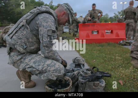 Erste Sgt. James Carroll der 82nd Airborne Division bereitet seine Gang für eine physische Schulungsveranstaltung in Fort Bragg, N.C., 20. April 2017. Die Veranstaltung, die von Team Wurf bestand trägt, kann Wasser trägt und ein stressfreies schießen, war eine Gelegenheit für die erste Sergeants zu bekämpfen Bereitschaft erhöhen, Teilnahme an einzigartige Training und Kameradschaft mit anderen Führungskräften in der gesamten Abteilung zu errichten. Stockfoto