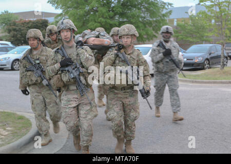 Erste sergeants der 82nd Airborne Division mit einem Wurf während einer körperlichen Training in Fort Bragg, N.C., 20. April 2017. Die Veranstaltung, die von Team Wurf bestand trägt, kann Wasser trägt und ein stressfreies schießen, war eine Gelegenheit für die erste Sergeants zu bekämpfen Bereitschaft erhöhen, Teilnahme an einzigartige Training und Kameradschaft mit anderen Führungskräften in der gesamten Abteilung zu errichten. Stockfoto