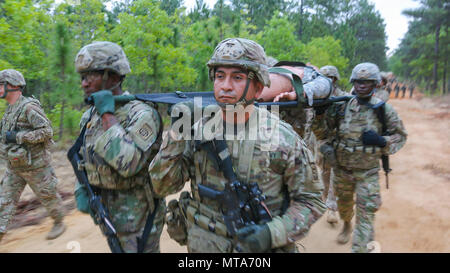 Erste sergeants der 82nd Airborne Division mit einem Wurf während einer körperlichen Training in Fort Bragg, N.C., 20. April 2017. Die Veranstaltung, die von Team Wurf bestand trägt, kann Wasser trägt und ein stressfreies schießen, war eine Gelegenheit für die erste Sergeants zu bekämpfen Bereitschaft erhöhen, Teilnahme an einzigartige Training und Kameradschaft mit anderen Führungskräften in der gesamten Abteilung zu errichten. Stockfoto