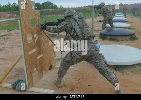 Ein 82Nd Airborne Division first Sergeant greift Ziele während des 'Stress Shoot'Teil einer Führungsperson körperliches Training Event auf Fort Bragg, N.C., 20. April 2017. Die Veranstaltung, die von Team Wurf bestand trägt, kann Wasser trägt und ein stressfreies schießen, war eine Gelegenheit für die erste Sergeants zu bekämpfen Bereitschaft erhöhen, Teilnahme an einzigartige Training und Kameradschaft mit anderen Führungskräften in der gesamten Abteilung zu errichten. Stockfoto