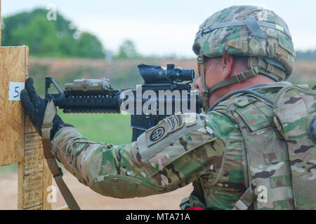 Ein 82Nd Airborne Division first Sergeant greift Ziele während des 'Stress Shoot'Teil einer Führungsperson körperliches Training Event auf Fort Bragg, N.C., 20. April 2017. Die Veranstaltung, die von Team Wurf bestand trägt, kann Wasser trägt und ein stressfreies schießen, war eine Gelegenheit für die erste Sergeants zu bekämpfen Bereitschaft erhöhen, Teilnahme an einzigartige Training und Kameradschaft mit anderen Führungskräften in der gesamten Abteilung zu errichten. Stockfoto