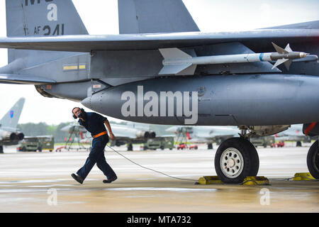 Ein US Air Force Crew Chief vom 366 Aircraft Maintenance Squadron führt Endprüfungen an einer F-15E Strike Eagle Mountain Home Air Force Base, Idaho, während ATLANTIK TRIDENT17 am Joint Base Langley-Eustis, Virginia, 18. April 2017 zugewiesen. Die Luftwaffe führt größere gemeinsame Übungen zu proben und warfighting Fähigkeiten verbessern. Stockfoto