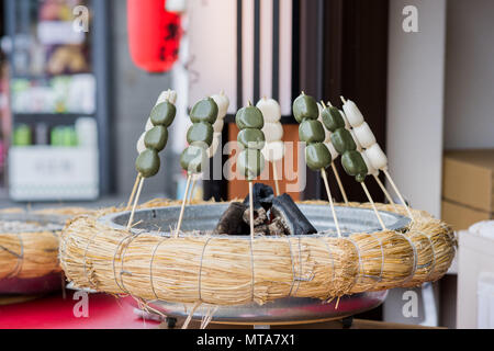 Traditionelle japanische Dessert, Dango in Street martket, Japanisch Kloß und Süßes aus mochiko gemacht (Reis, Mehl). Stockfoto