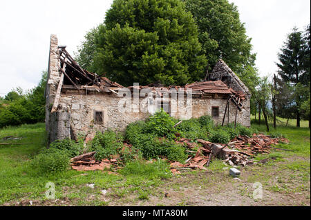 Alten, verlassenen traditionelles Haus im Dorf. Eingestürzten Dach. Stockfoto