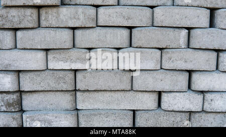 Pflaster Steine. Pflastersteine. Kopfsteinpflaster auf Paletten für den Einsatz bereit. Stockfoto