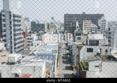 Closeup Sicherheit Drahtglas mit Blick auf die Stadt in Japan (geringe Tiefenschärfe). Stockfoto
