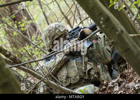 Sgt. Russell Blevins, ein Bewohner von Broken Arrow, Oklahoma, und ein Arzt mit der 45th Infantry Brigade Combat Team in der Ukraine bereitgestellt und bietet Sicherheit für die Kameraden bei einem situationstraining Übung während der 7. Armee Traning Befehl Noncommissioned Officer Academy Basic-Kurs an der Yavoriv Combat Training Center auf dem internationalen Friedens und der Sicherheit, in der Nähe der Yavoriv, Ukraine statt, am 20. April. ( Stockfoto