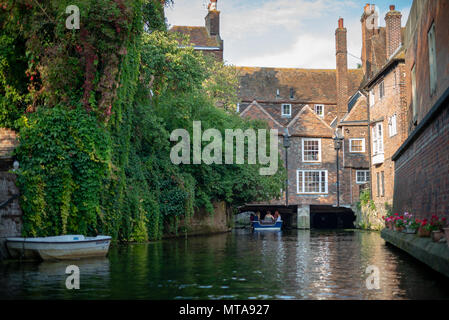 Touristen auf einem Fluss punt Reise auf dem großen Fluss Stour in Canterbury, Kent, Großbritannien. Stockfoto