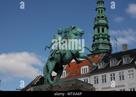 Højbro Plads Square mit der Reiterstatue von Bischof Absalon und St Kunsthallen Nikolaj-Kirche in Kopenhagen Stockfoto