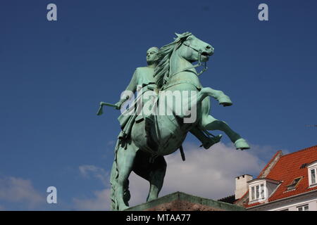 Højbro Plads Square mit der Reiterstatue von Bischof Absalon und St Kunsthallen Nikolaj-Kirche in Kopenhagen Stockfoto