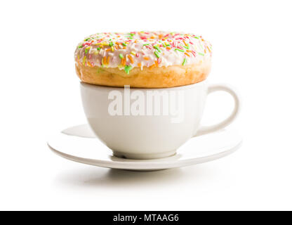 Süße Krapfen und Kaffee Tasse auf weißem Hintergrund. Stockfoto