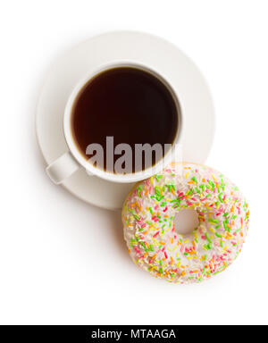 Süße Krapfen und Tasse Tee auf weißem Hintergrund. Stockfoto