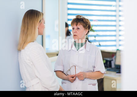 Reifen Arzt diskutiert mit seinen Kollegen über die Diagnose im Krankenhaus. Stockfoto