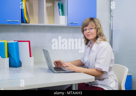 Portrait von medizinischen Experten bei der Arbeit, in die Kamera schauen, lächeln Stockfoto