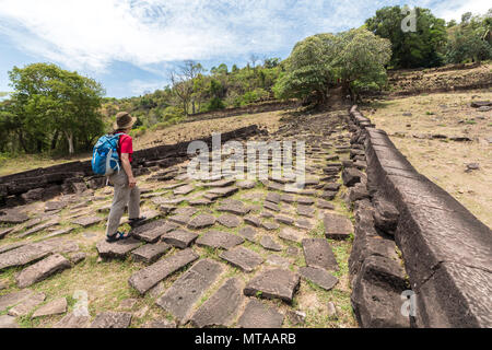 Alten Weg durch Wat Pho (oder Wat Phu) Tempel UNESCO-Welterbe Ruine, Champasak, Laos Stockfoto