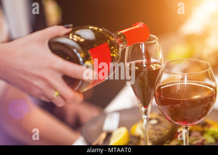 Kellner in das Glas gießen Wein im Restaurant Stockfoto