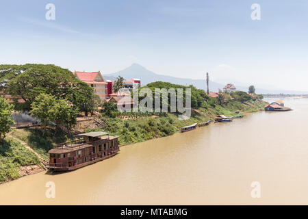 Boote auf dem Xe Don Nebenfluss, Mekong, Pakse, Champasak, Laos Stockfoto