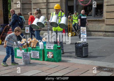 Die Techno Zinn Bin Mann Street Performer und Gaukler in Glasgow. Oft gesehen auf der Buchanan Street im Stadtzentrum Stockfoto