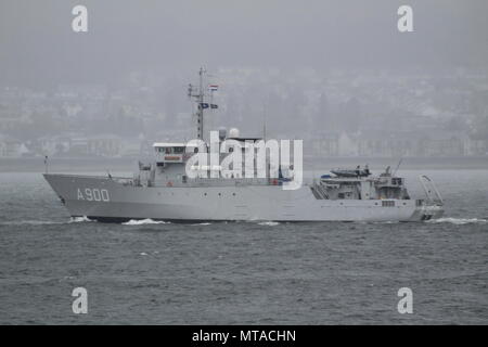 HNLMS Mercuur (A900), ein U-Boot Unterstützung Schiffes durch die Königlich Niederländische Marine betrieben, vorbei an Gourock zu Beginn der Übung gemeinsame Krieger 18-1. Stockfoto