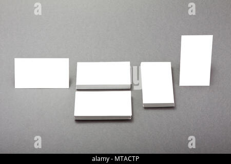 Weiße Visitenkarte auf einem grauen Hintergrund, Papier, Visitenkarten, Visitenkarten Gruppe, Designelemente, Stockfoto