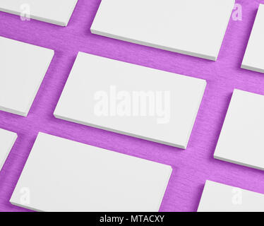 Mockup von horizontalen Geschäft Karten Stapeln in Zeilen bei Pink strukturierte Hintergrund angeordnet Stockfoto