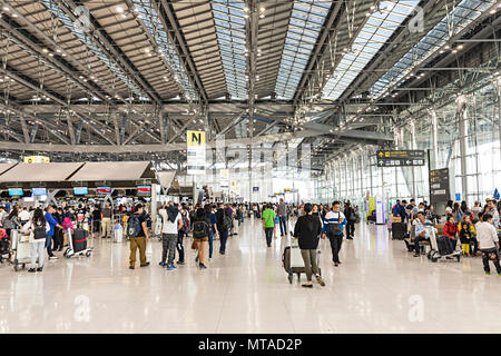 Die Leute am Check-in Bereich der Bahnhofshalle, Flughafen, Bangkok, Thailand Stockfoto