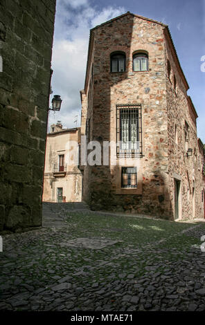 Steinboden voller Moos im historischen Viertel von Caceres, Spanien Stockfoto