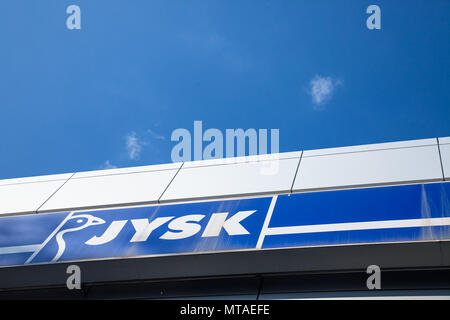 INDJIJA, Serbien - 20. MAI 2018: jysk-Logo auf Ihren lokalen Shop in Indjija. Jysk ist ein dänischer Einzelhandelskette, Verkauf von Haushaltswaren Bild eines Jysk Si Stockfoto