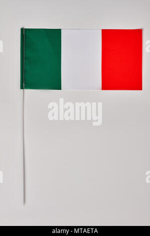 Flagge Italien auf Weiß. Isolierte italienische Flagge auf weißem Hintergrund. Stockfoto