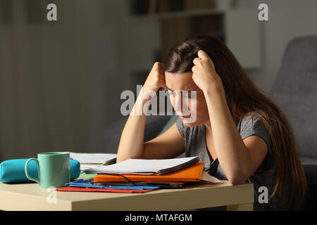 Studious student Studium hart spät in der Nacht zu Hause Stockfoto