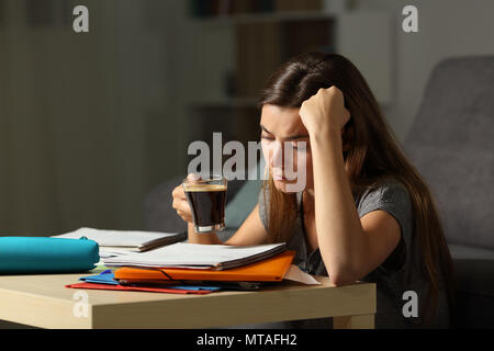 Müde student Studium hart späten Stunden Kaffeetrinken zu Hause Stockfoto