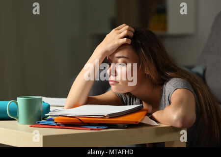 Müde Schüler versuchen, in der Nacht zu Hause zu studieren Stockfoto