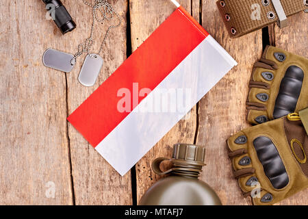 Italienischer Soldat Armee Outfit auf Holz. Flach, Ansicht von oben. Militärische Elemente Anordnung. Stockfoto