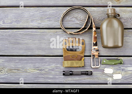 Flach der Armee Soldat Notwendigkeiten. camp bekämpfen Accessoires auf Holz. Stockfoto