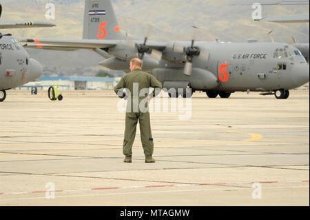 Oberst James DeVere, 302Nd Airlift Wing Commander beobachtet die Ankunft von "MAFFS 5, "der C-130 Hercules, an gowen Field Air National Guard Base, Idaho, 20. April 2017. Etwa 70 Luftwaffe Reservisten und zwei MAFFS ausgestattete C-130 s aus der 302Nd AW wird in Klassenzimmer und Flug Zertifizierung Training teilnehmen. Stockfoto