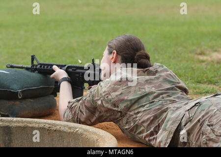 FORT GORDON, Ga-SPC. Savannah Matelski, Delta, 781St Military Intelligence (MI) Bataillon, beteiligt sich an der M4 Gewehr null und Qualifizierung als Teil der 780th MI Brigade die besten Krieger Wettbewerb (BWC) Hier, April 16. bis 21. Matelski wurde als Zweiter in der Brigade BWC Soldat Kategorie ausgewählt. Stockfoto