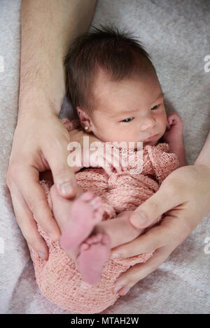 Vater Schutz der neugeborenen Babys. Abdeckung mit Eltern arme Baby Thema Stockfoto