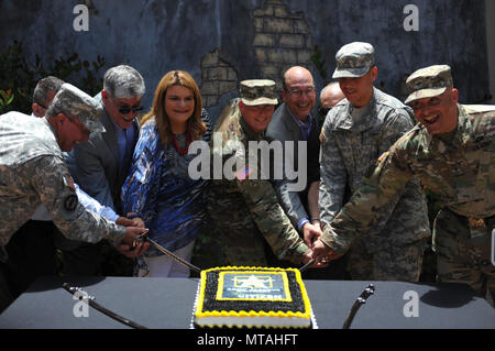 Verehrte Gäste Frau Abgeordnete Jennifer Gonzalez, Bewohner Kommissar von Puerto Rico, Generalmajor (A.D.) Felix Santoni, zivilen Berater des Generalsekretärs der Armee, Herr Luis Soto, zivilen Berater des Generalsekretärs der Armee, Brig. Gen. Alberto C. Rosende, 1. Mission unterstützt den Befehl kommandierender General, Herr Horacio Cabrera, U.S. Army Reserve Botschafter und Brig. General (Ret.) Victor Perez zusammen mit der jüngste Soldat, Pfc. Michael Rodriguez ein Feuerwehrmann der 266th OD Firma und die älteste Soldat, Maj. Ramon Pares, Historiker für die 1.MSC, Zugewiesen zeremoniellen Sabre zu verwenden Stockfoto